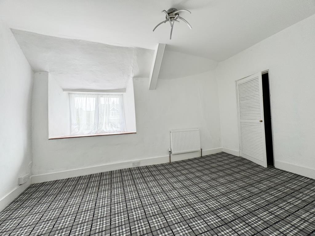 Lot: 97 - TWO-BEDROOM COTTAGE WITH PARKING IN PICTURESQUE VILLAGE - Bedroom one